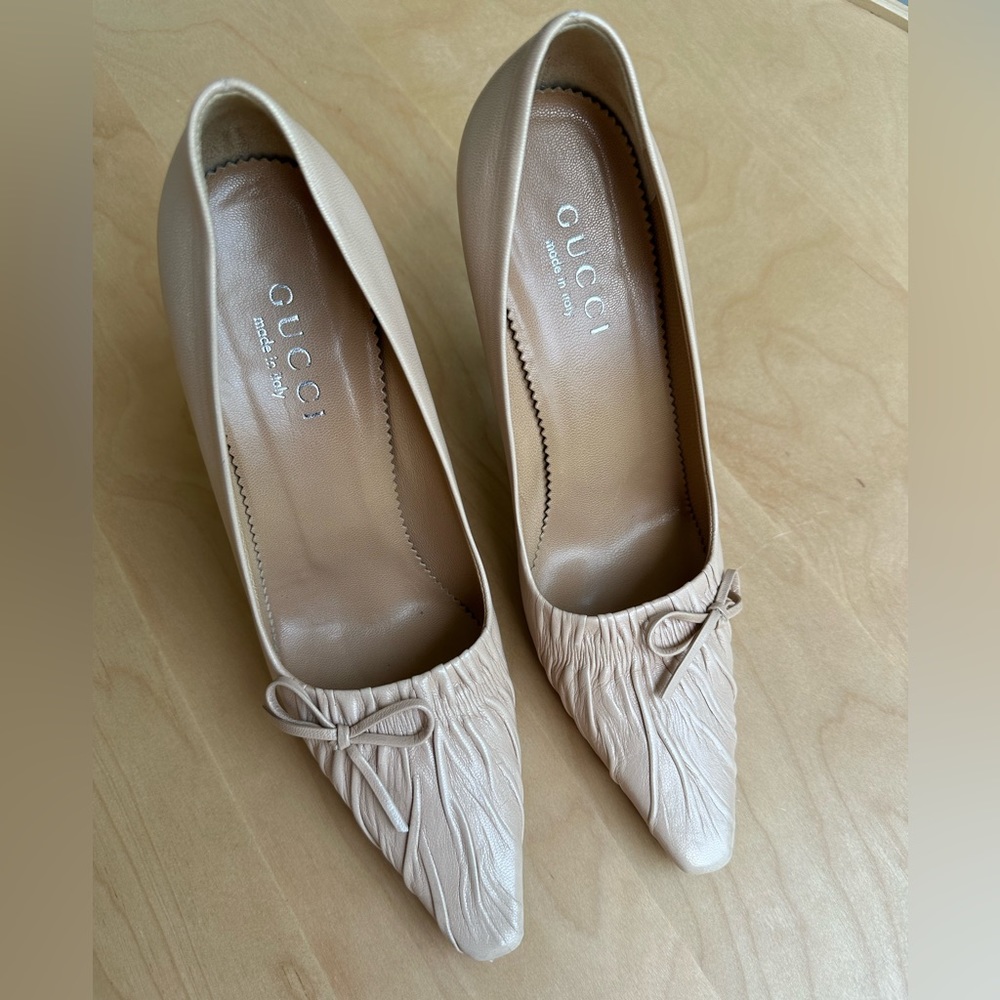 Gucci Nude Beige Heeled Pumps W/Ruching & Bow Detail Size 6